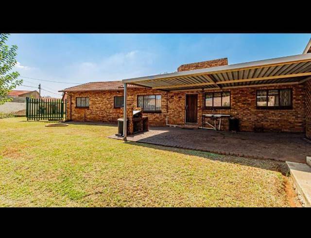 4 BEDROOM HOUSE FOR SALE IN SPRUIT VIEW